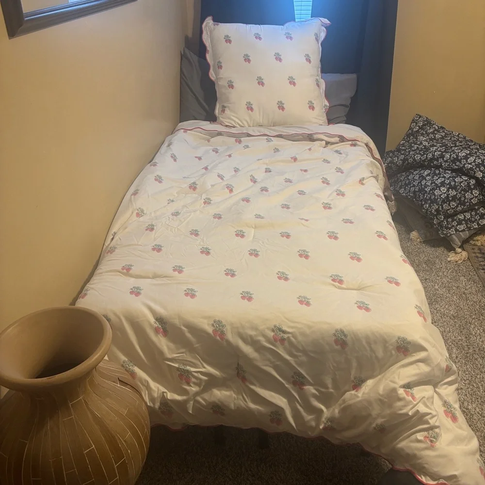 Charming Strawberry Print Comforter Set